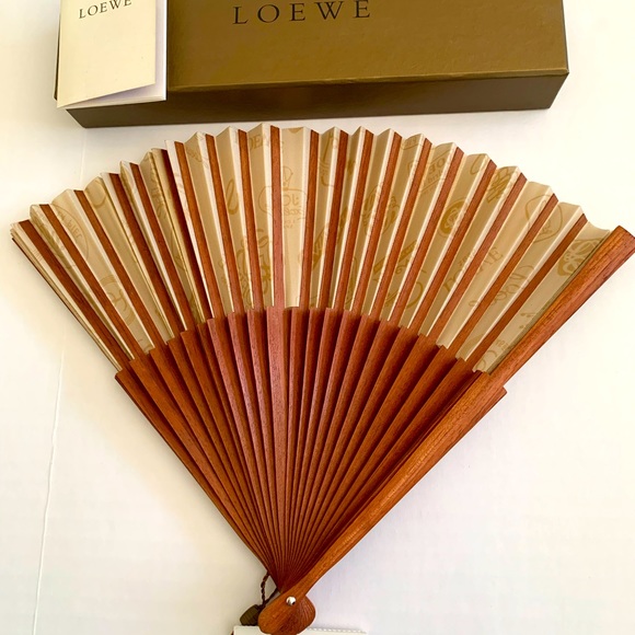 LOEWE BRAND. Folding fan. Brown wood, made in Spain. Authentic Luxury item! - Picture 6 of 6